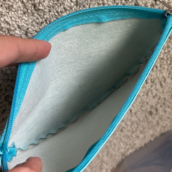 Good Vibes Kiwi 🥝 design cosmetic bag - Picture 12 of 16